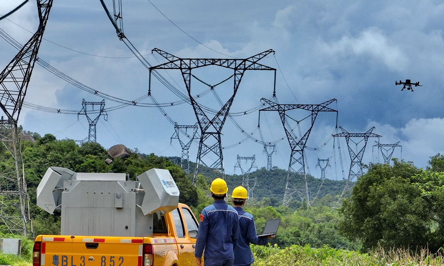 據(jù)南方電網(wǎng)數(shù)據(jù)顯示，截至6月28日，內(nèi)地向香港輸送電量累計突破3000億千瓦時，達到3043億千瓦時，比香港回歸前增長超過9倍。圖為近日，南方地區(qū)強降雨持續(xù)，為保障涉港線路安全穩(wěn)定運行，南方電網(wǎng)深圳供電局輸電線路運維人員利用車載移動機巢搭載無人機群對400千伏核深線進行特巡特維護。