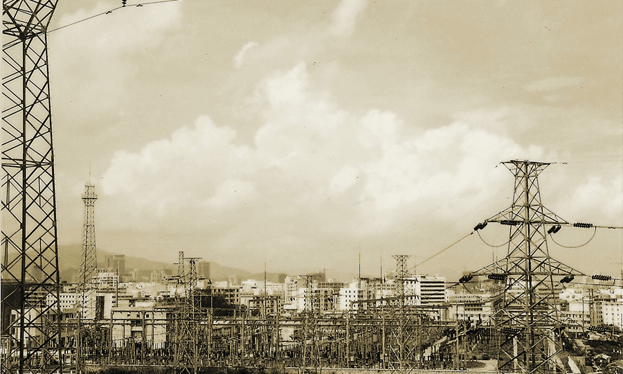 早在1983年2月6日，深圳就建成220千伏水貝變電站，原稱深圳變電站，它既是深圳首座220千伏變電站，又是當(dāng)時廣東電網(wǎng)與香港中電在深圳聯(lián)網(wǎng)的首座220千伏聯(lián)網(wǎng)站。該站歷經(jīng)多次重大改造，親歷了深圳電網(wǎng)的變遷，也見證了城市的進步。圖為1989年擴容改造中的水貝變電站，遠處的國貿(mào)依稀可辨。