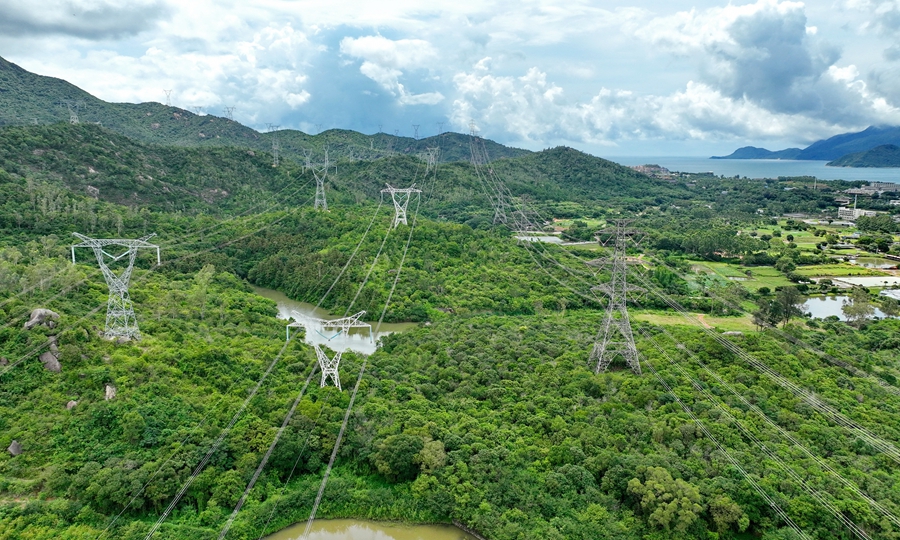 南方電網(wǎng)深圳供電局管轄的供港線路400千伏核深線投產(chǎn)于1992年，運行電壓采用香港電網(wǎng)常規(guī)電壓等級，線路全長27.3公里，是深港供電重要通道。李志杰 攝 