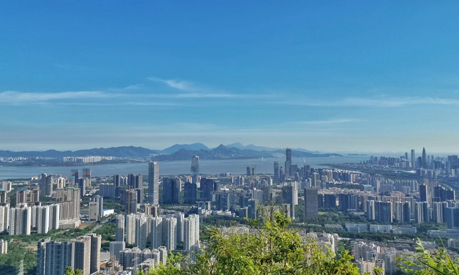 粵港兩地相依，電網(wǎng)相聯(lián)。畫面可見深圳灣大橋、港珠澳大橋?qū)⒒浉蹆傻叵噙B，遠處香港元朗熱鬧的居民區(qū)，與深圳南山區(qū)相守相望。