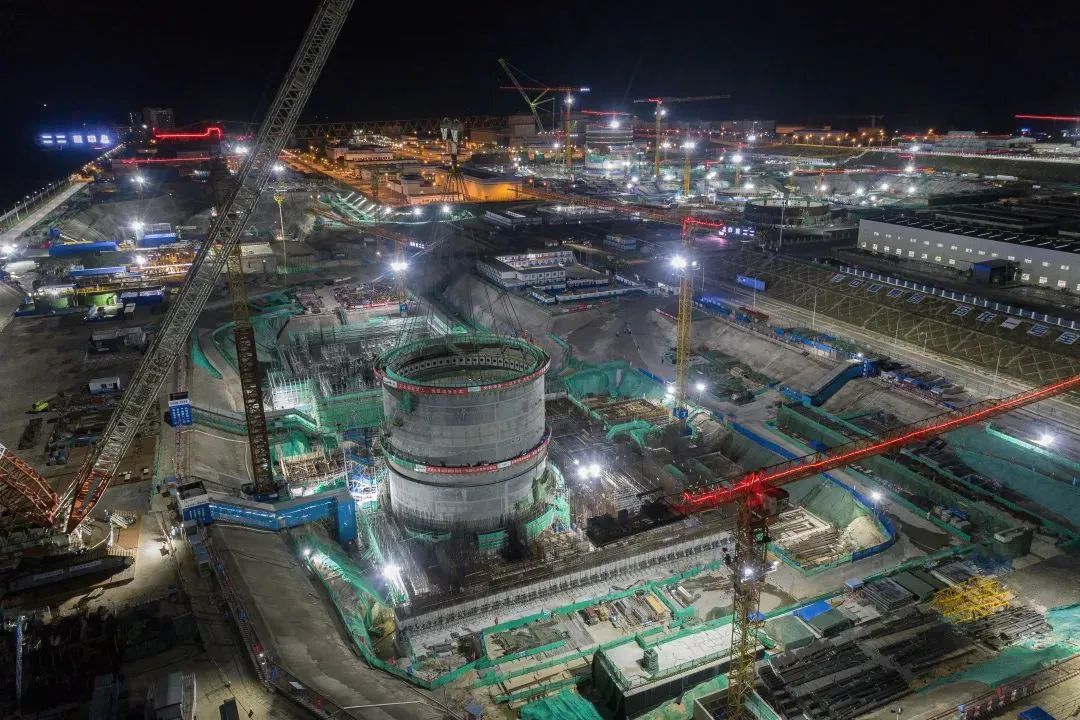 鋼制安全殼上部筒體整體由4層共32個瓣片拼裝而成，現場采用了工廠化制造、模塊化施工的先進建設模式，優化了現場施工邏輯，有效節約了現場施工工期，為反應堆土建結構與鋼結構協同推進創造了條件。