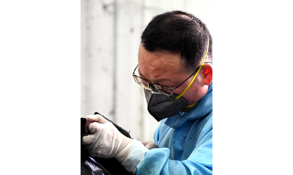 為保障產品按時交付，中國航天科工航天三江所屬江北公司復合材料恒溫生產車間內，纏繞工的額頭上布滿豆大的汗珠，他正在全力配合檢驗員完成產品出廠前的清理工作。