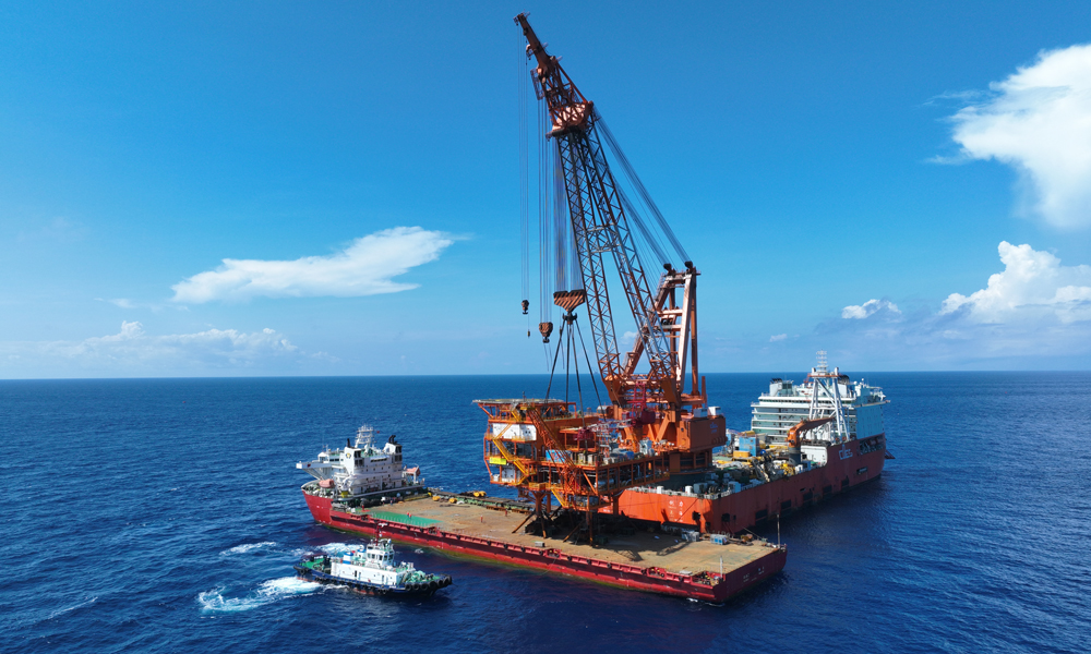 恩平10-2平臺(tái)是目前我國(guó)智能化程度最高的海上無(wú)人平臺(tái)，投產(chǎn)后將具備遠(yuǎn)程遙控測(cè)井、壓井和恢復(fù)生產(chǎn)的能力，可利用“一鍵置換”實(shí)現(xiàn)陸地對(duì)海上設(shè)施的遠(yuǎn)程監(jiān)視和安全關(guān)停等操作，油氣處理能力也較傳統(tǒng)無(wú)人平臺(tái)提升數(shù)倍，使其具備了在臺(tái)風(fēng)期間保障油氣正常生產(chǎn)的能力，從而不需要在臺(tái)風(fēng)來(lái)臨時(shí)停產(chǎn)。圖為該平臺(tái)在恩平油田海域進(jìn)行上部組塊吊裝。