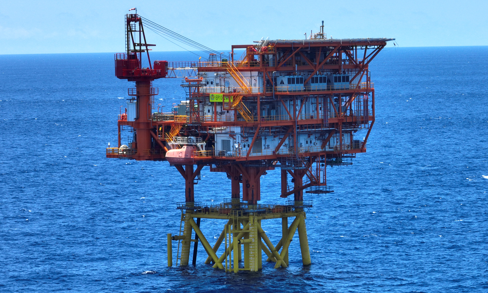 7月13日，中國(guó)海油首個(gè)標(biāo)準(zhǔn)化設(shè)計(jì)建造無(wú)人平臺(tái)——恩平10-2平臺(tái)在恩平油田海域完成海上安裝，標(biāo)志著我國(guó)海洋油氣裝備設(shè)計(jì)建造標(biāo)準(zhǔn)化、智能化水平進(jìn)一步提升。