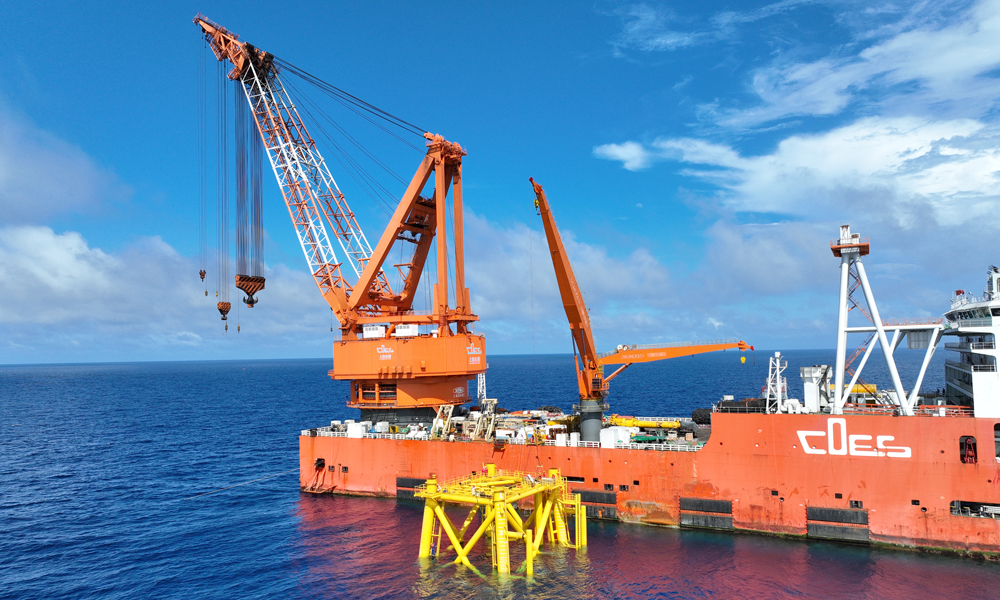 無(wú)人平臺(tái)是海上無(wú)人駐守的油氣生產(chǎn)平臺(tái)，由于不需要設(shè)置辦公樓、生活樓等大型設(shè)備，采用無(wú)人平臺(tái)可以節(jié)約大量建造和維護(hù)成本，從而有利于動(dòng)用那些在傳統(tǒng)開發(fā)模式下不具備經(jīng)濟(jì)性的油氣藏。圖為作業(yè)船駛至導(dǎo)管架附近。