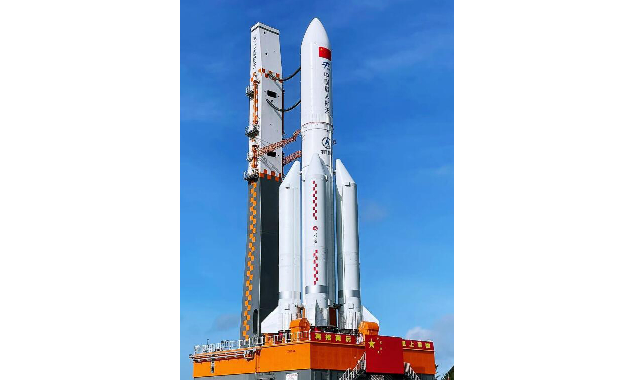 7月18日，由中國航天科技集團有限公司研制的問天實驗艙與長征五號B遙三運載火箭組合體已轉運至發射區，后續將按計劃開展發射前的各項功能檢查和聯合測試等工作。圖為長征五號B運載火箭與空間站問天實驗艙組合體。劉巖 攝