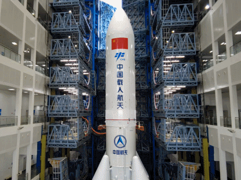 廠房中的長征五號B運載火箭與空間站問天實驗艙組合體。王磊 攝