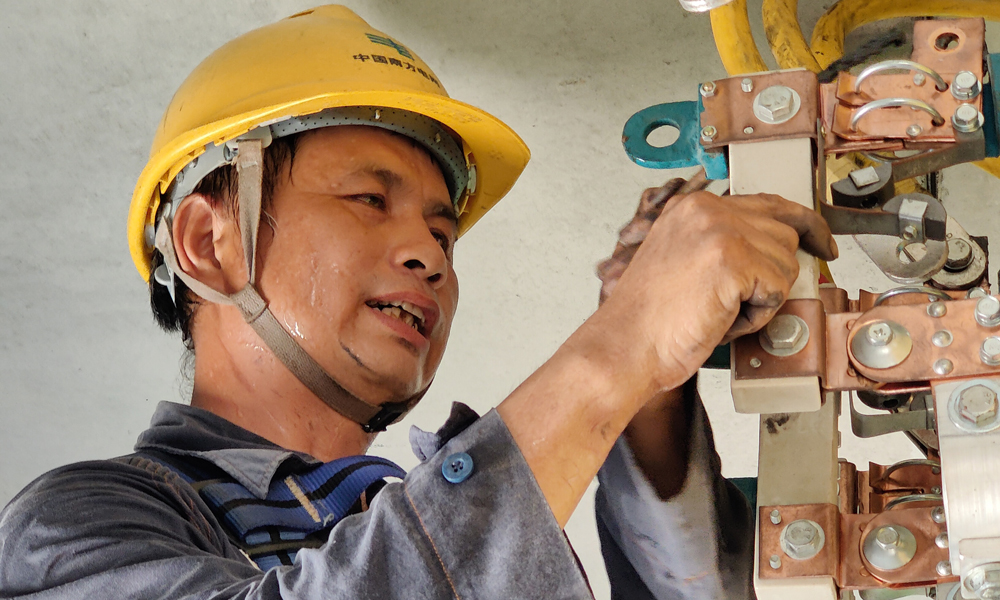 7月24日，南方電網(wǎng)廣東茂名高州供電局曹江供電所運(yùn)維人員及時(shí)更換配電房?jī)?nèi)的老舊零部件，保障電網(wǎng)安全運(yùn)行。李傳可 攝