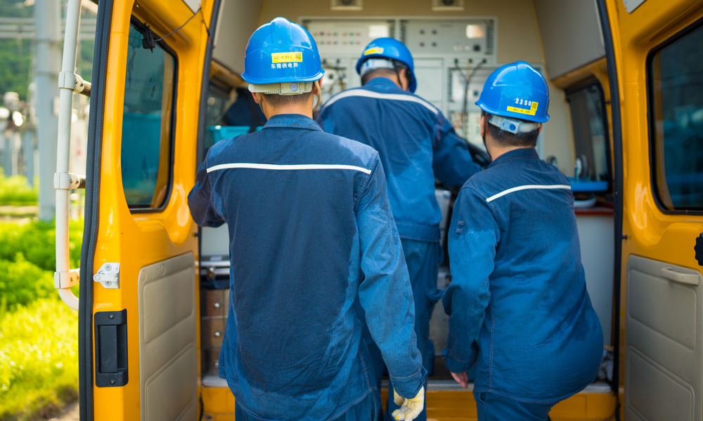 近日，南方電網(wǎng)廣東東莞供電局試驗(yàn)研究所試驗(yàn)人員在剛停電的35千伏電容器組間隔內(nèi)，有條不紊地進(jìn)行著各項(xiàng)設(shè)備檢查工作，保障電力設(shè)備平穩(wěn)運(yùn)行。吳志彬 攝