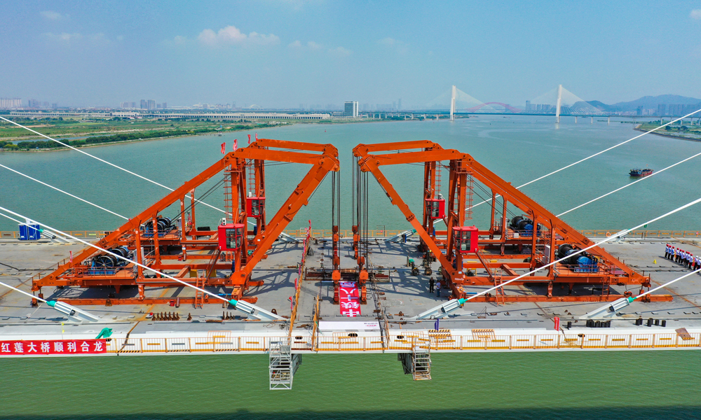 7月25日，隨著最后一節(jié)重達(dá)113噸的鋼箱梁精準(zhǔn)吊裝就位，由中國鐵建所屬鐵四院設(shè)計(jì)，中鐵十八局集團(tuán)承建的粵港澳大灣區(qū)重點(diǎn)交通項(xiàng)目——廣州南沙自貿(mào)區(qū)紅蓮大橋主橋順利合龍，標(biāo)志著大橋主體工程建設(shè)完成。圖為紅蓮大橋完成合龍。