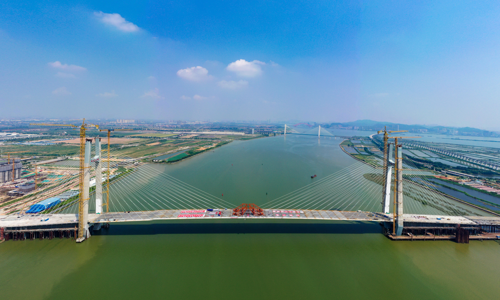 紅蓮大橋預(yù)計(jì)在2022年年底建成通車。屆時(shí)，南沙自貿(mào)區(qū)龍穴島國際航運(yùn)物流交易中心與島外的通車時(shí)間，將由目前的45分鐘縮短到10分鐘以內(nèi)，大橋?qū)δ仙匙再Q(mào)區(qū)加快融入粵港澳大灣區(qū)建設(shè)，進(jìn)一步打造國際航運(yùn)物流中心，輻射帶動(dòng)廣東全省形成更加高效便捷的現(xiàn)代交通運(yùn)輸體系，將發(fā)揮重要作用。