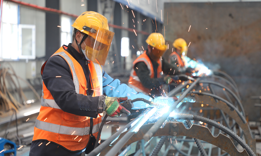 烏魯木齊繞城高速（西線）工程項目是國家高速公路規(guī)劃網(wǎng)重要項目，全長93.616公里，于2021年開工，計劃于2024年通車，建成后對完善國家高速公路網(wǎng)和新疆干線公路網(wǎng)，以及促進新疆經(jīng)濟社會高質(zhì)量發(fā)展具有重要意義。