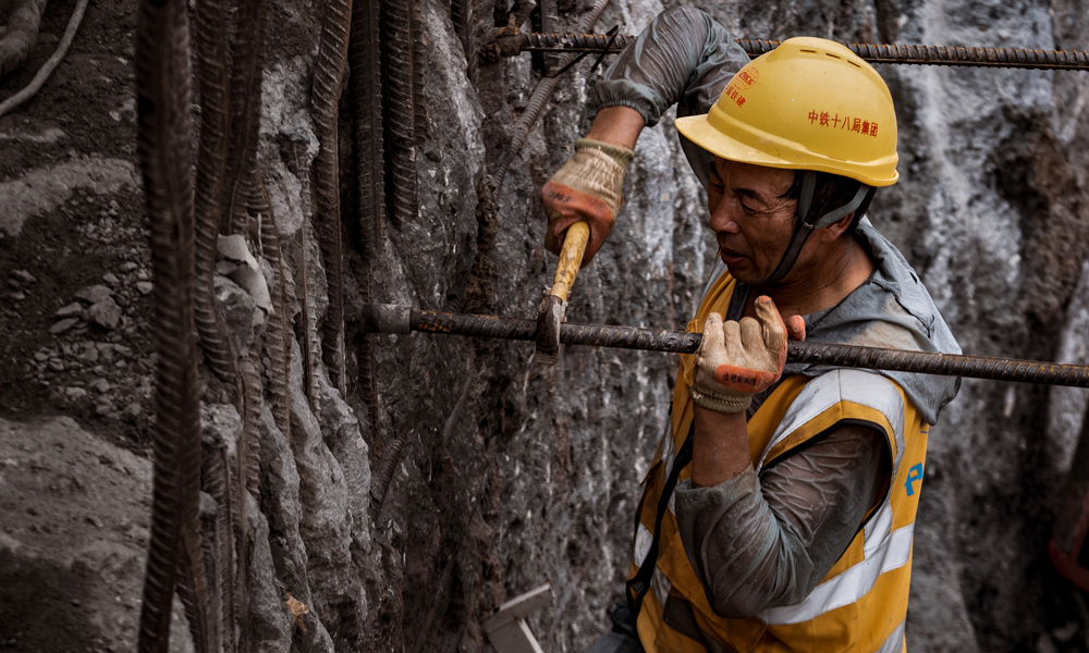 近日，在中鐵十八局珠三角項目施工現(xiàn)場，工作人員在扎鋼筋。