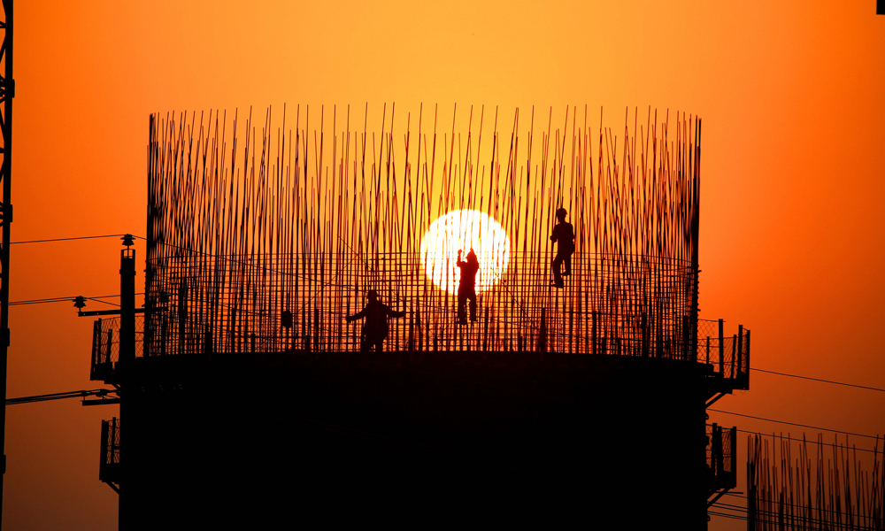 近日，中國鐵建的建設(shè)者不畏高溫酷暑，搶抓施工節(jié)點，奮力推進(jìn)項目施工進(jìn)度，為國家基礎(chǔ)設(shè)施建設(shè)添磚加瓦。圖為在中鐵十二局杭溫鐵路項目，工作人員頭頂烈日，在橋墩上施工。