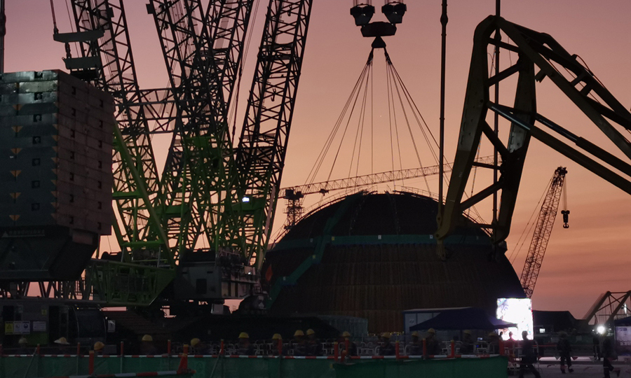 吊裝當天，隨著總指揮一聲令下，內穹頂被緩緩吊離地面，經過起鉤、變幅、提升、帶載行走、大臂逆時針回轉等一系列高精度動作，精準直達約20層樓高的漳州核電2號機組反應堆廠房上方，隨后緩慢下降，經調整無誤后，平穩落鉤就位在安全殼鋼襯里上。方煌琪 攝