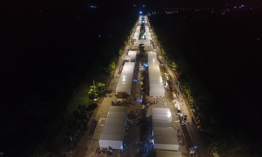 中鐵二局承擔(dān)海南省樂東縣抗疫用房搶建工程總用地面積約5100平方米，總建筑面積約2700平方米，承擔(dān)143套集裝箱安裝任務(wù)，包括箱體拼裝、室內(nèi)水電、供排水、供電等配套設(shè)施施工。8月22日12點(diǎn)板房安裝完成、床位就位、管道通水、電路通電，滿足交付驗(yàn)收條件。圖為中鐵二局參與施工的樂東抗疫用房。