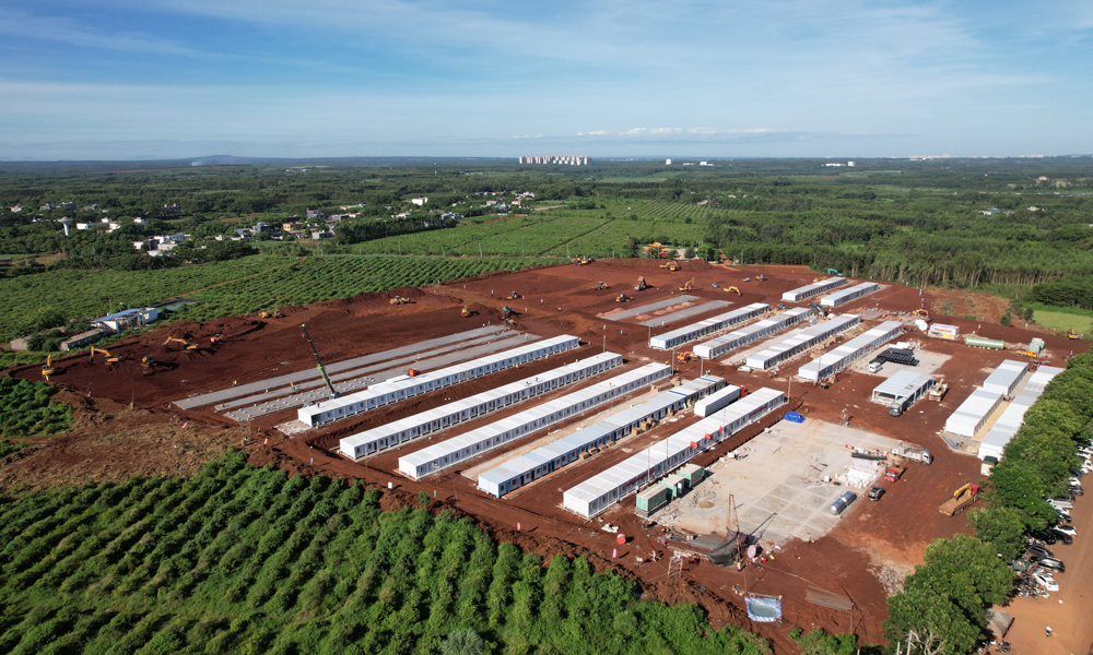 8月15日，中鐵八局接到海南省臨高縣政府緊急通知，新建一處隔離點(diǎn)，規(guī)劃占地約60畝，設(shè)置隔離用房1200間，總建筑面積約4萬平方米。項(xiàng)目部迅速進(jìn)駐施工現(xiàn)場(chǎng)，實(shí)行“兩班倒”工作制開展施工。8月24日，臨高縣博厚鎮(zhèn)馬裊鄉(xiāng)集中隔離點(diǎn)一期順利建設(shè)完成。