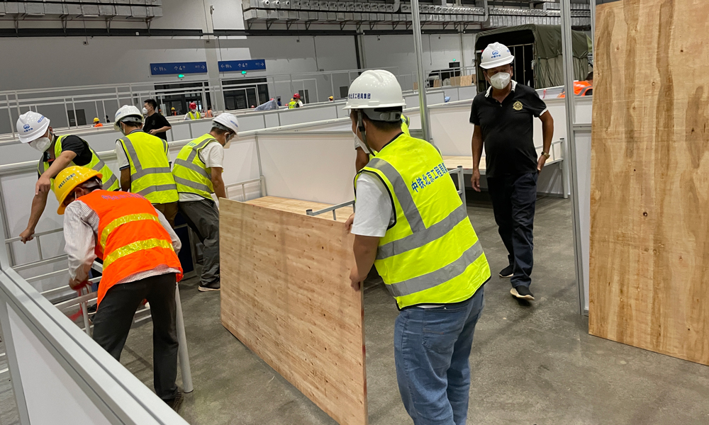 中鐵北京局接到海口、樂東等地防疫指揮部門通知后，組織隊(duì)伍參與兩地防疫設(shè)施建設(shè)。8月13日，完成海口市方艙醫(yī)院床位安裝及床鋪鋪設(shè)1600余張，場(chǎng)地清理6000平方米。8月20日，完成樂東隔離病房一號(hào)地塊40套隔離房建設(shè)。8月24日，完成二號(hào)地塊110套隔離房施工。圖為中鐵北京局支援海口方艙醫(yī)院建設(shè)。