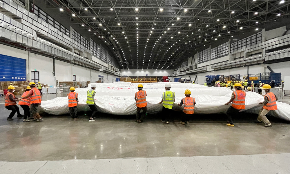 近日，中鐵廣州局積極響應(yīng)地方政府號(hào)召，參與洋浦、海口方艙醫(yī)院建設(shè)，截至8月26日，已完成洋浦方艙醫(yī)院移動(dòng)板房搭建、現(xiàn)場(chǎng)水電安裝、空調(diào)設(shè)備安裝以及現(xiàn)場(chǎng)清理，海口方艙醫(yī)院3、4號(hào)館醫(yī)療器械及實(shí)驗(yàn)設(shè)備裝拆等工作。圖為中鐵廣州局援建人員裝拆氣膜實(shí)驗(yàn)室。