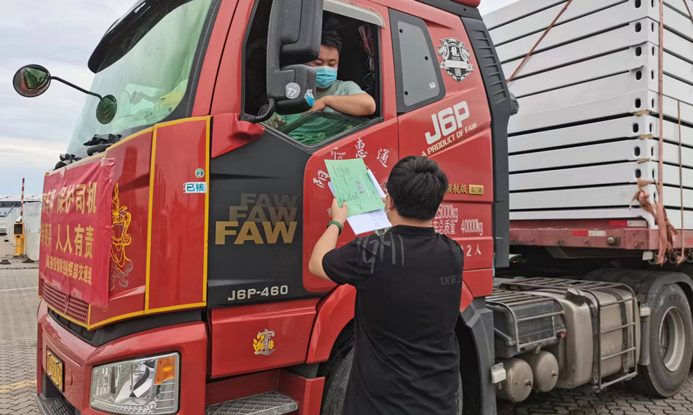 近日，中鐵物貿(mào)調(diào)動(dòng)公司華南區(qū)域資源，保障樂東方艙醫(yī)院活動(dòng)板房、主電纜、室內(nèi)設(shè)施等必備物資供應(yīng)，同時(shí)充分做好統(tǒng)籌協(xié)調(diào)、疏通物流等工作，使方艙醫(yī)院建設(shè)所需物資過檢時(shí)間較其他貨物平均縮短4小時(shí)以上。圖為中鐵物貿(mào)調(diào)配物資支援樂東方艙醫(yī)院。