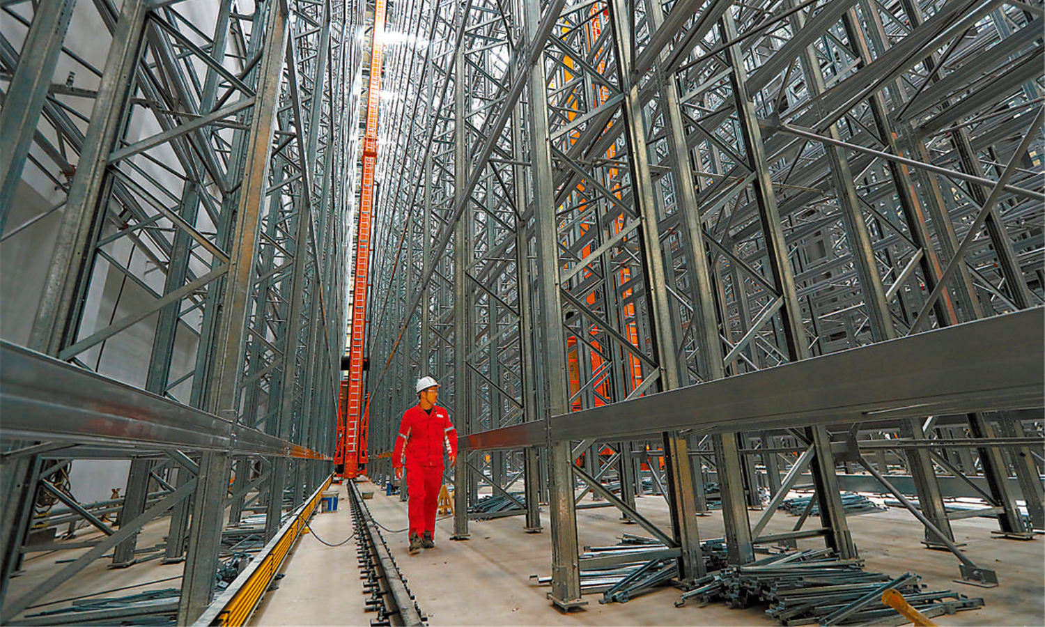 廣東石化智能立體包裝倉庫包括2座包裝廠房和3座35.6米高自動(dòng)化立體倉庫，總建筑面積達(dá)52010平方米，共計(jì)68860個(gè)貨位，可存放約10萬噸聚烯烴產(chǎn)品。該倉庫采用WMS智能管理系統(tǒng)，可實(shí)現(xiàn)智能化包裝、自動(dòng)輸送、智能化儲(chǔ)存管理和自動(dòng)化出庫，做到包裝、倉儲(chǔ)、物流的全面數(shù)字化、可視化、智能化，保證每一袋聚丙烯和聚乙烯產(chǎn)品的可追溯性。