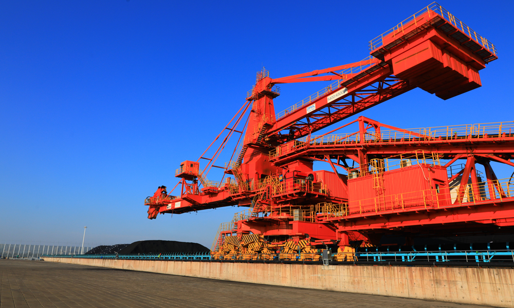 近年來(lái)，北部灣港多措并舉提升貨物裝卸轉(zhuǎn)運(yùn)效率，按照泊位利用及晝夜產(chǎn)量最大化原則制定泊位計(jì)劃，著重統(tǒng)籌集裝箱碼頭生產(chǎn)協(xié)調(diào)，做好20萬(wàn)噸級(jí)泊位靠泊組織，保障大型船舶進(jìn)出港順暢，提高泊位計(jì)劃兌現(xiàn)率。