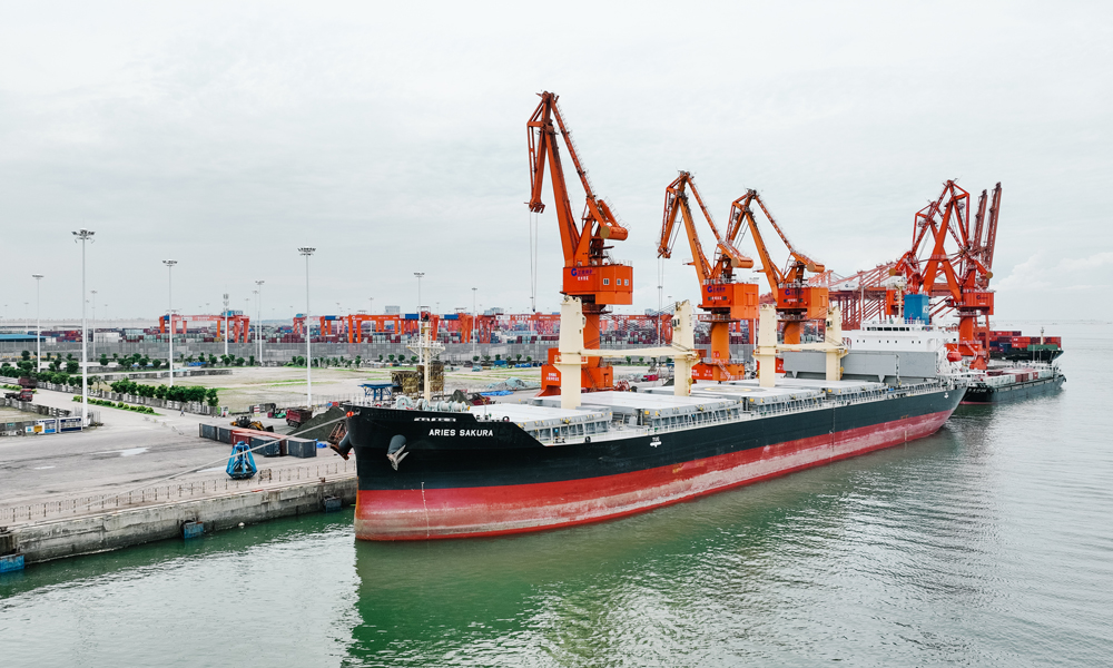 目前，北部灣港已實(shí)現(xiàn)港口主要業(yè)務(wù)單證的電子化和無(wú)紙化，減少港口通關(guān)37個(gè)人工環(huán)節(jié)和28項(xiàng)紙質(zhì)單證，港口業(yè)務(wù)辦理平均節(jié)省時(shí)間超過(guò)20小時(shí)，提升客戶體驗(yàn)，吸引更多貨源走北部灣港。據(jù)統(tǒng)計(jì)，2022年1-7月，北部灣港（本港）貨物吞吐量完成1.6億噸，同比增長(zhǎng)5.3%，其中集裝箱完成379.9萬(wàn)標(biāo)箱，同比增長(zhǎng)22%。