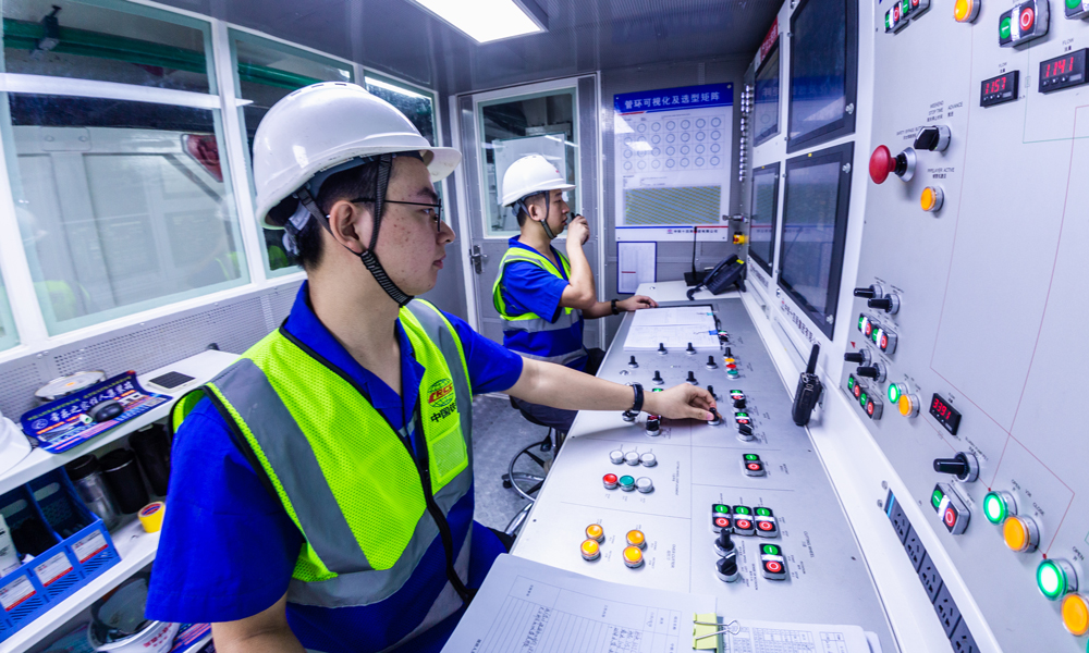 廣湛高鐵通車后將實現廣州中心城區至湛江中心城區90分鐘互達，高速融入粵港澳大灣區聯動發展，促進湛江整體經濟和社會發展，在加強廣東對外合作“陸海內外聯動、東西雙向互濟”發展中發揮重要引領作用。圖為工作人員正在操作盾構機。