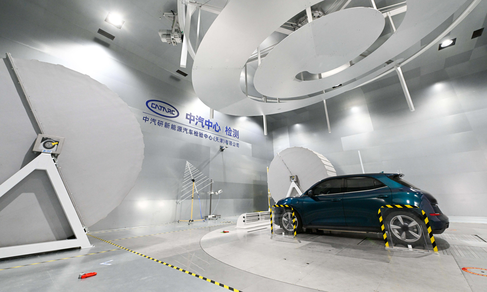 中汽中心新能源汽車科技創新基地測試能力覆蓋新能源乘用車、商用車整車和其他相關部件測試需求。未來將持續為我國新能源汽車行業發展提供正向開發、研發驗證、檢測認證、整改優化等全方位、綜合性服務。圖為在電磁兼容部，新能源乘用車在混響室內接受抗電磁干擾檢測。新華社記者 孫凡越 攝
