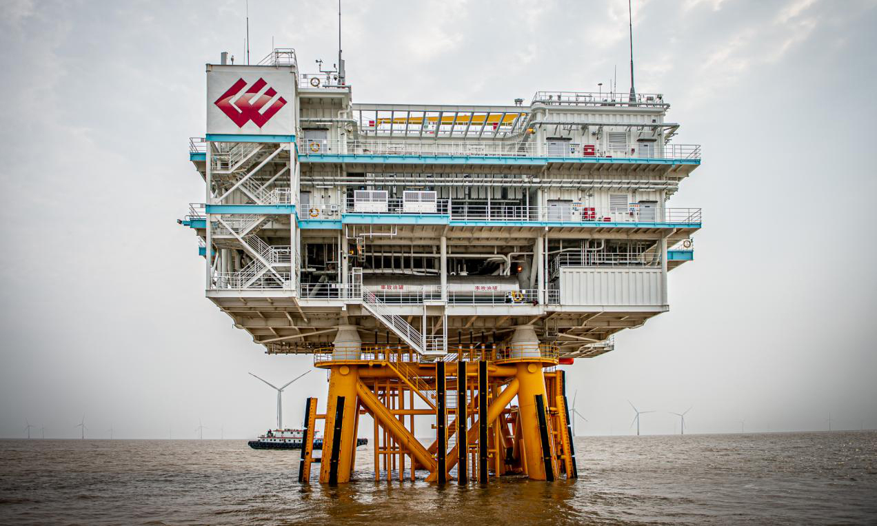 經過4個多小時的漫長航行，升壓站平臺映入眼簾，它孤獨地矗立在茫茫大海上，身后的風機以不變的節奏旋轉摩擦出風的奏鳴曲。