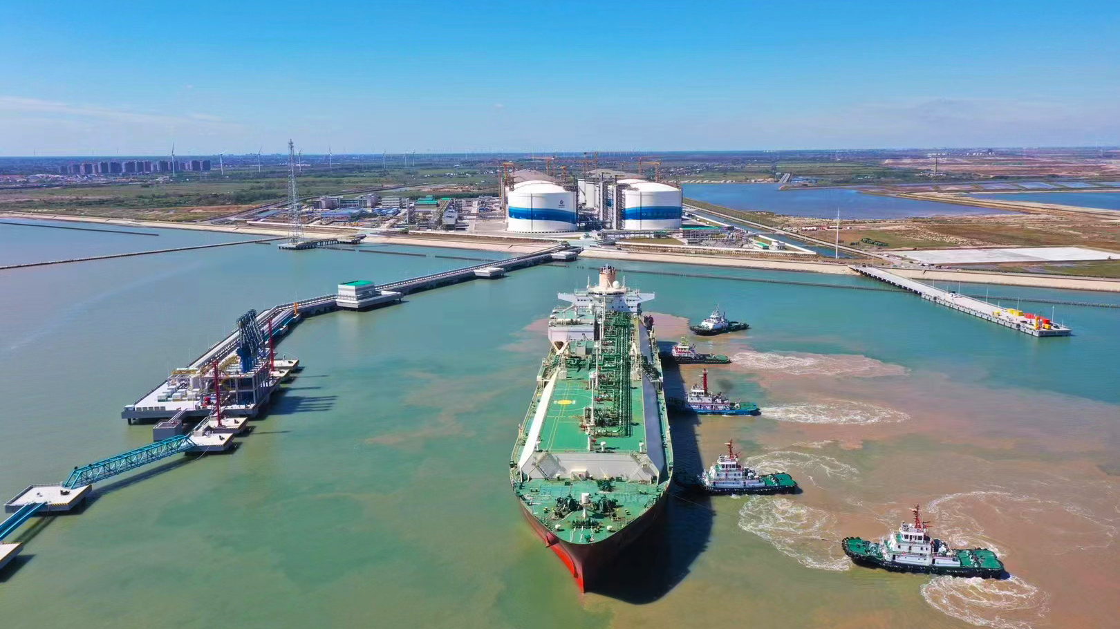 位于江蘇省鹽城市濱海港工業(yè)園區(qū)的中國(guó)海油鹽城“綠能港”，是國(guó)家天然氣產(chǎn)供儲(chǔ)銷體系建設(shè)及互聯(lián)互通重點(diǎn)規(guī)劃項(xiàng)目，一期工程建造10座大型液化天然氣儲(chǔ)罐，包括4座22萬(wàn)立方米儲(chǔ)罐和6座27萬(wàn)立方米儲(chǔ)罐，總罐容達(dá)250萬(wàn)立方米，是中國(guó)規(guī)模最大的液化天然氣儲(chǔ)備基地。按照年處理能力600萬(wàn)噸計(jì)算，每年可減排二氧化碳3764萬(wàn)噸，減排氮氧化物66.8萬(wàn)噸，相當(dāng)于植樹(shù)造林8000萬(wàn)棵。