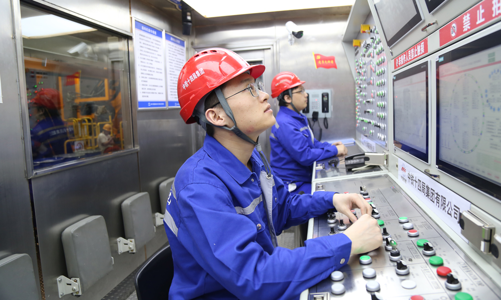 據(jù)悉，該工程是落實(shí)北京城市總體規(guī)劃和北京城市副中心控制性詳細(xì)規(guī)劃的重點(diǎn)項(xiàng)目，目前已成功掘進(jìn)4772米。項(xiàng)目建成后，對(duì)提升北京市交通服務(wù)水平，促進(jìn)京津冀區(qū)域交通一體化，構(gòu)建綜合交通體系具有重要意義。圖為建設(shè)者在操控盾構(gòu)機(jī)。