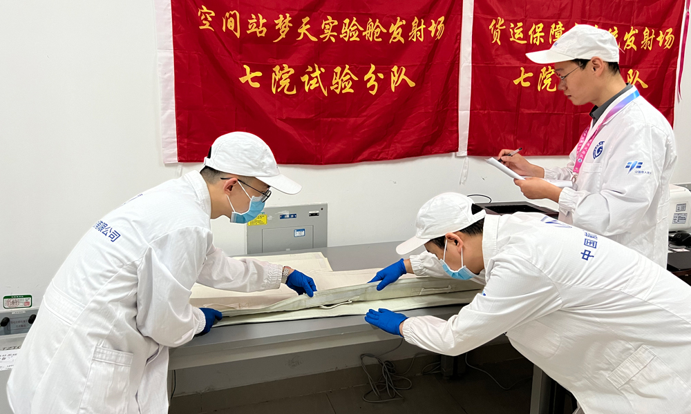 為保證載人航天工程后續(xù)任務(wù)測(cè)試工作正常有序開(kāi)展，國(guó)慶期間，七院貨運(yùn)保障分系統(tǒng)在文昌航天發(fā)射場(chǎng)開(kāi)展整船水平狀態(tài)下綜合測(cè)試工作。七院貨運(yùn)保障分系統(tǒng)把航天的高標(biāo)準(zhǔn)、嚴(yán)要求落實(shí)到每一個(gè)步驟中，力求把每一項(xiàng)工作做到位。為保證測(cè)試數(shù)據(jù)判讀結(jié)果有效，崗位判讀人員采取了數(shù)據(jù)曲線跳變分析、自動(dòng)判讀軟件報(bào)錯(cuò)查詢等措施。