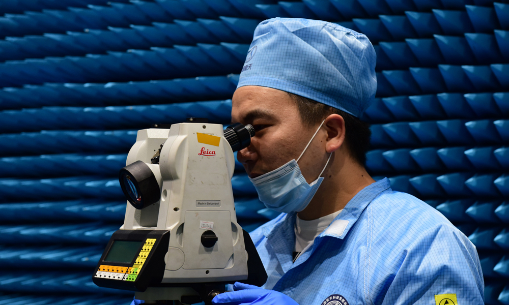 近日，在西昌衛(wèi)星發(fā)射中心，距上一次衛(wèi)星成功發(fā)射不久，八院試驗(yàn)隊(duì)便立即投入到下一發(fā)衛(wèi)星的發(fā)射任務(wù)中。即使周期縮減了15%以上，所有的工作都得往前趕，試驗(yàn)隊(duì)隊(duì)員依然干勁十足。裝機(jī)、轉(zhuǎn)運(yùn)、精測(cè)、建立測(cè)試狀態(tài)……試驗(yàn)隊(duì)連續(xù)奮戰(zhàn)24小時(shí)，完成工作任務(wù)。為了更加高效地開(kāi)展電測(cè)試工作，隊(duì)員錯(cuò)峰休息，既保障了精神狀態(tài)，也提高了測(cè)試效率。