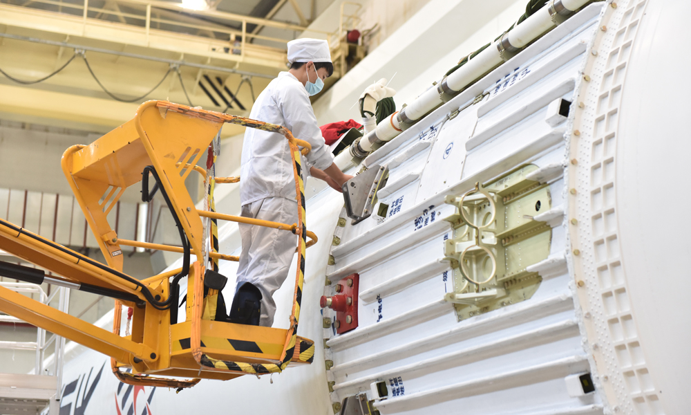 第四季度，八院型號(hào)試驗(yàn)更加密集，國(guó)慶節(jié)期間，共有21支試驗(yàn)隊(duì)共計(jì)1000余名試驗(yàn)隊(duì)員奮戰(zhàn)在全國(guó)各地。裝備型號(hào)試驗(yàn)隊(duì)從年初便馬不停蹄走南轉(zhuǎn)北，為了按期交付產(chǎn)品，他們堅(jiān)守在工作崗位，進(jìn)行設(shè)備調(diào)試與各分系統(tǒng)合練，細(xì)致研究接口協(xié)議，分析試驗(yàn)數(shù)據(jù)，不放過(guò)每一絲細(xì)節(jié)。