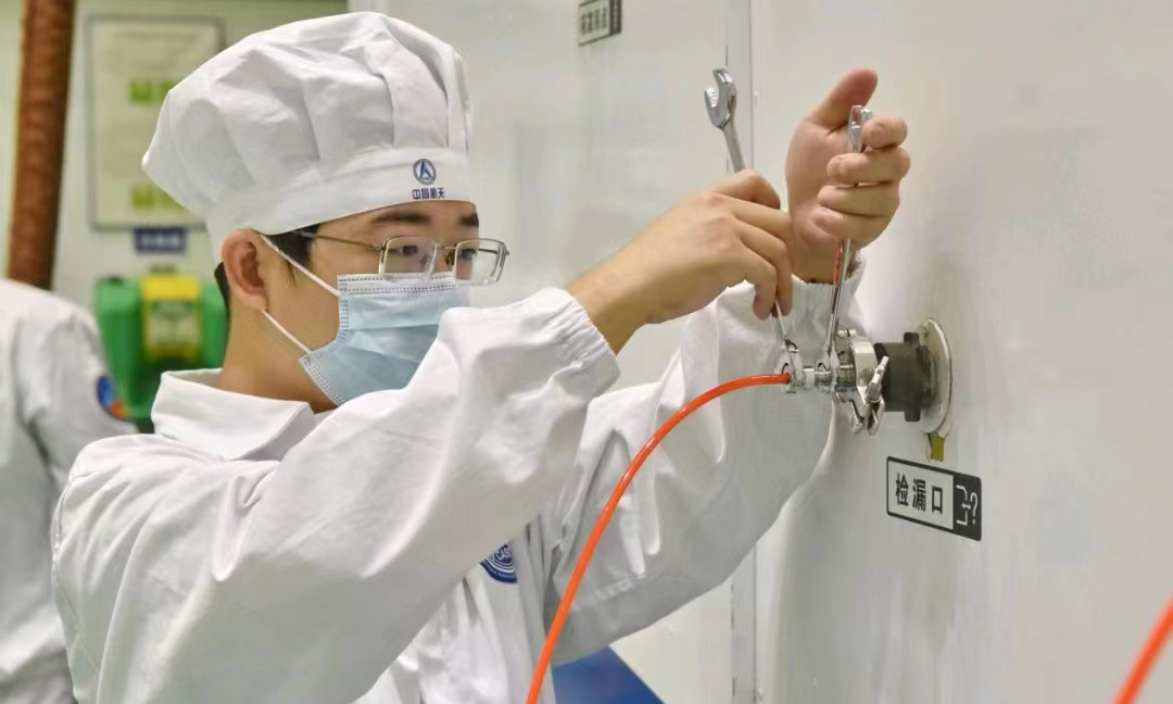 進(jìn)入四季度，航天科技的工作人員正在奮勇沖刺，千方百計(jì)完成生產(chǎn)任務(wù)。國(guó)慶期間，五院廣大黨員、青年突擊隊(duì)積極發(fā)揮先鋒模范帶頭作用，自中星19號(hào)衛(wèi)星自北京運(yùn)抵發(fā)射場(chǎng)后，試驗(yàn)隊(duì)相繼完成進(jìn)場(chǎng)動(dòng)員、第一階段總裝及發(fā)射場(chǎng)電測(cè)配合等工作。全體試驗(yàn)隊(duì)員穩(wěn)扎穩(wěn)打，力求圓滿完成型號(hào)天線展開(kāi)試驗(yàn)等工作，共同實(shí)現(xiàn)發(fā)射場(chǎng)工作零缺陷的工作目標(biāo)，為后續(xù)工作打下堅(jiān)實(shí)基礎(chǔ)。