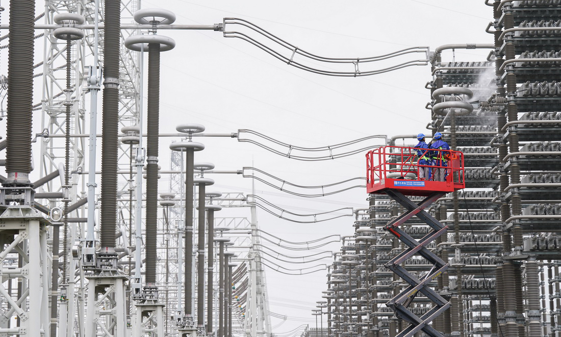 10月9日，昌吉-古泉±1100千伏特高壓直流輸電線路的受端站——安徽宣城古泉換流站完成“體檢”。連日來，國網安徽電力的700多名電力檢修人員對古泉換流站進行集中檢修，有序完成39個作業面共計5200余項工作，為電網的安全穩定運行打下堅實基礎。