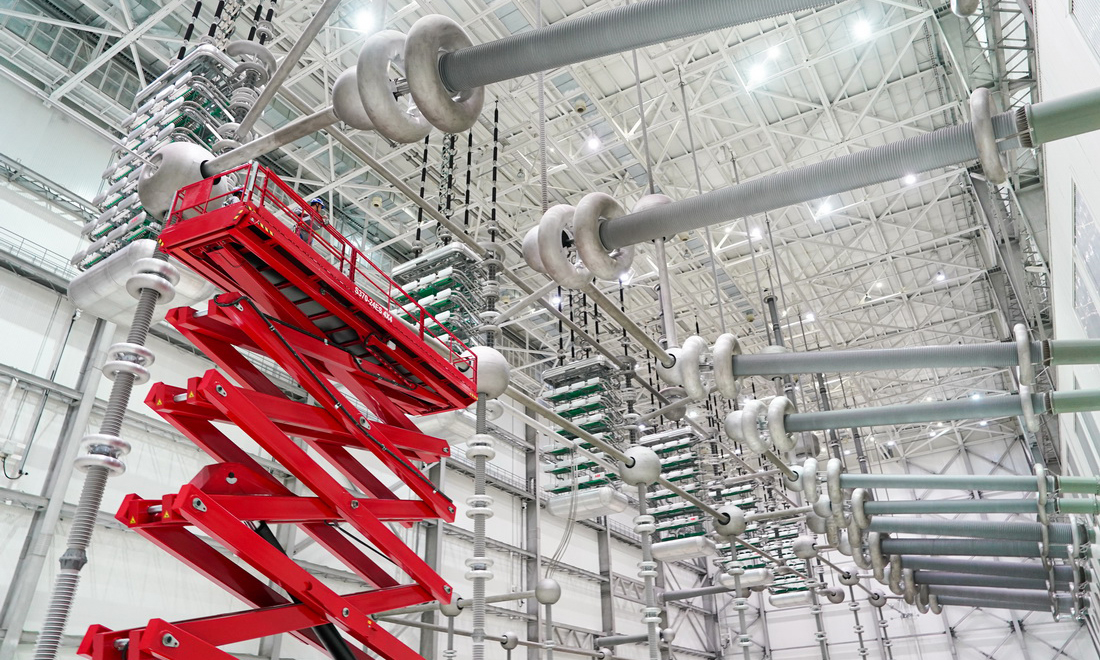 昌吉-古泉±1100千伏特高壓直流輸電工程起于新疆昌吉換流站，止于安徽古泉換流站，是目前世界上電壓等級最高、輸送距離最遠、輸送容量最大的輸電工程。圖為10月9日，國網安徽電力檢修人員對古泉換流站設備進行檢修、維護。新華社記者 杜宇 攝