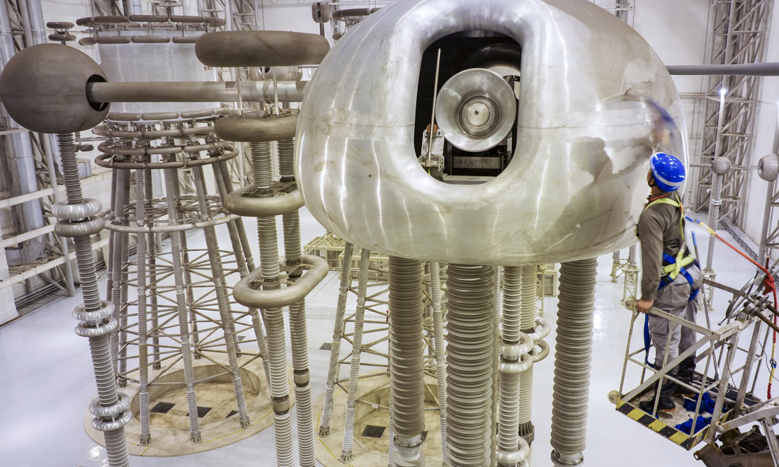 10月9日，國網安徽電力檢修人員對古泉換流站設備進行檢修、維護。鄭賢列 攝