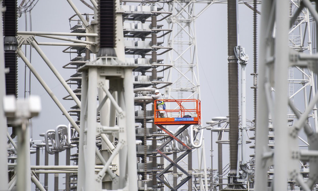 10月9日，國網安徽電力檢修人員對古泉換流站設備進行檢修、維護。新華社記者 劉軍喜 攝