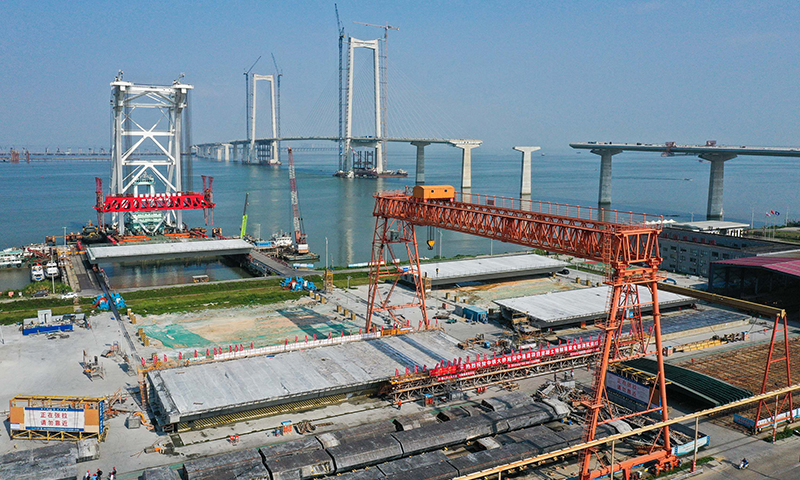 10月8日，深中通道中山智慧梁場(chǎng)的第155片60米混凝土箱梁完成預(yù)制。新華社記者 劉大偉 攝