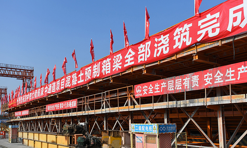 10月8日，深中通道中山智慧梁場(chǎng)的第155片60米混凝土箱梁完成預(yù)制。新華社記者 劉大偉 攝