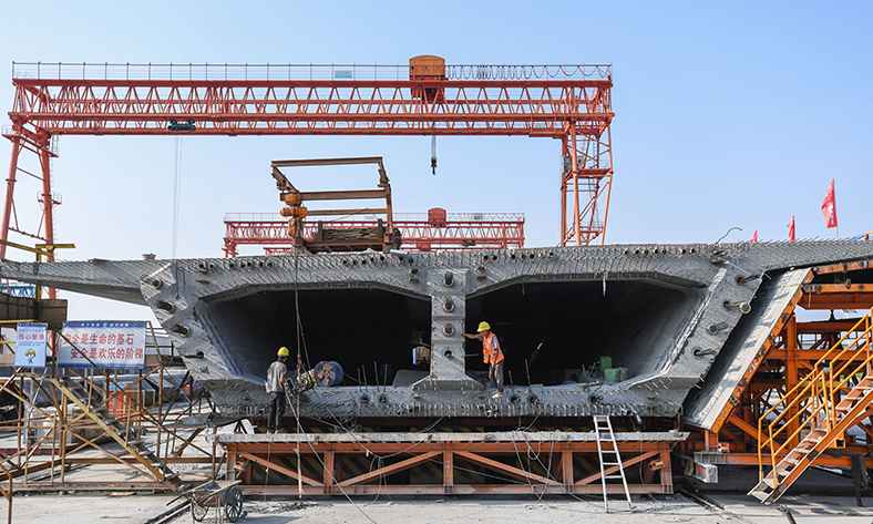 10月8日，施工人員在中山智慧梁場(chǎng)的第155片60米混凝土箱梁上進(jìn)行隔墻作業(yè)。新華社記者 劉大偉 攝 
