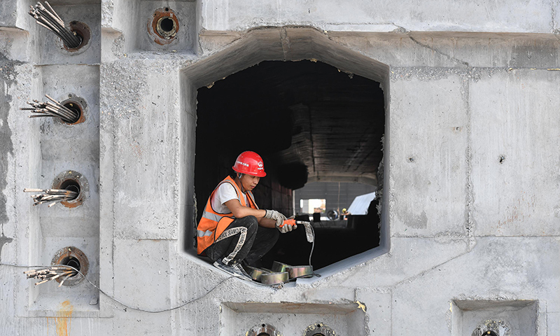 10月8日，施工人員在中山智慧梁場(chǎng)的第155片60米混凝土箱梁上進(jìn)行隔墻作業(yè)。新華社記者 劉大偉 攝