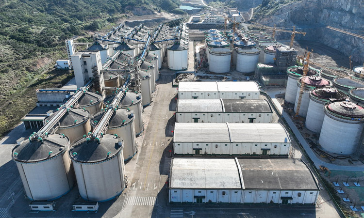 中央儲備糧長樂直屬庫位于福建省福州市長樂區，庫區占地面積約270畝，是福建省倉容最大的儲備糧庫。近年來，該庫區逐步建設智慧儲糧系統，堅持“安全儲糧、綠色儲糧、科學儲糧”，全方位對糧食的進倉、取樣、檢驗、倉儲、退倉進行科學管理，對糧食的溫度、蟲害等數據指標進行24小時監測，保障糧食安全。圖為10月11日拍攝的中央儲備糧長樂直屬庫（無人機照片）。新華社記者 周義 攝