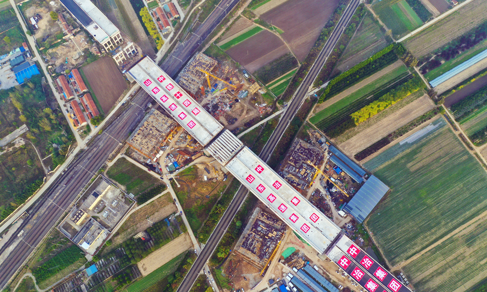 10月13日，由中國(guó)鐵建所屬中鐵十四局參建的濰坊至青島高速公路及連接線工程跨膠濟(jì)客運(yùn)專線、膠濟(jì)鐵路兩個(gè)T型連續(xù)剛構(gòu)轉(zhuǎn)體橋先后完成轉(zhuǎn)體。圖為轉(zhuǎn)體后的大橋。