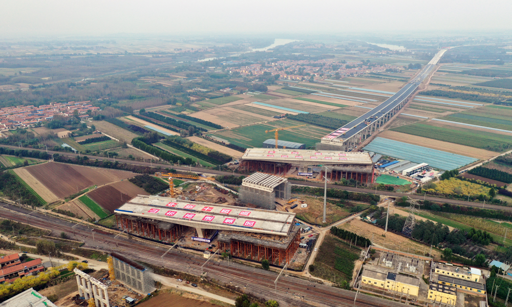 據(jù)悉，濟(jì)青高速中線是繼濟(jì)青高速北線、南線之后，又一條橫貫山東省的高速公路大通道，是山東省“九縱五橫一環(huán)七射多連”高速公路網(wǎng)的重要組成部分，對(duì)促進(jìn)“省會(huì)城市群經(jīng)濟(jì)圈”“膠東經(jīng)濟(jì)圈一體化”建設(shè)，完善濰坊至青島交通網(wǎng)絡(luò)，推動(dòng)山東省經(jīng)濟(jì)社會(huì)高質(zhì)量發(fā)展具有重要意義。圖為轉(zhuǎn)體前的大橋。