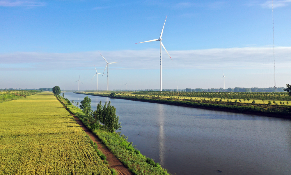 天潤靈璧縣潤靈風電場位于安徽省宿州市靈璧縣西北部，由中國鐵建所屬中鐵建電氣化局承建，是國內第一批風電場儲能示范性項目。該項目工程于2020年3月15日正式開工，2020年12月31日并網發電，年發電量達11688.6萬千瓦時，每年可為近6.5萬戶家庭帶來光明和溫暖，不僅有效呵護了綠水青山，更緩解了當地用電緊缺和新能源受限的局面。圖為近日拍攝的天潤靈璧縣潤靈風電場風力發電機。