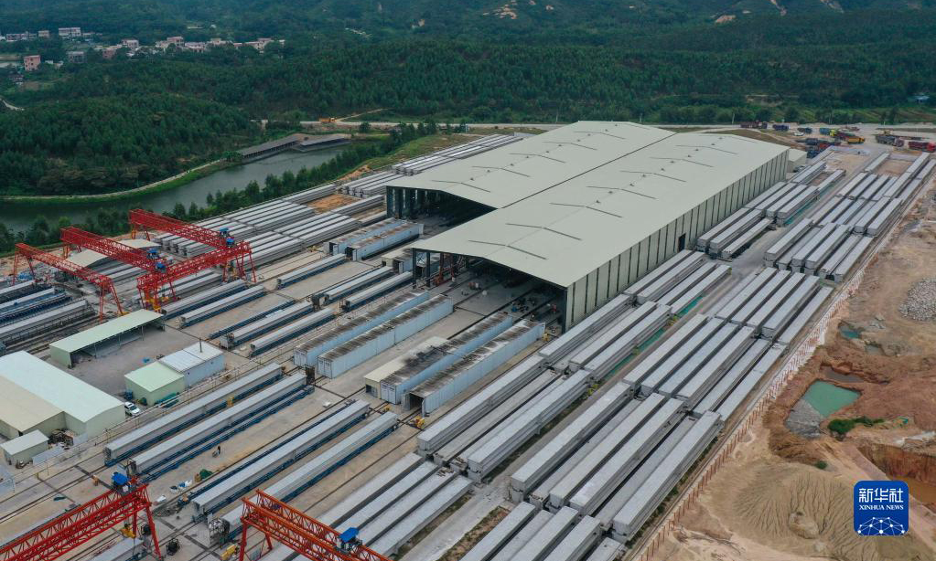 10月18日，由中鐵十一局承建的黃茅海跨海通道臺山段預制箱梁生產突破1000片。黃茅?？绾Ｍǖ乐腔哿簣鲞\用智能化技術設計，使生產區(qū)占地面積由2.8萬平方米降低到1萬平方米，單片梁生產時間由原來的8天縮減至3.2天。該梁場預制箱梁任務共2552片，是黃茅?？绾Ｍǖ理椖咳€最大的預制箱梁生產區(qū)。圖為中鐵十一局黃茅?？绾Ｍǖ乐腔哿簣?。新華社記者 劉大偉 攝