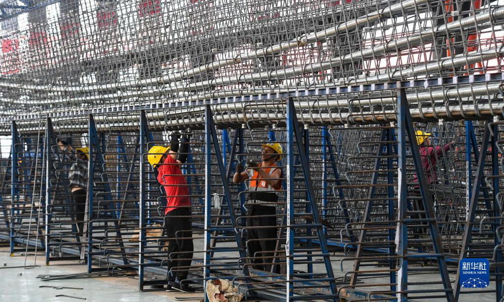 10月18日，工人在黃茅?？绾Ｍǖ乐腔哿簣鼋壴A制箱梁鋼筋籠。新華社記者 劉大偉 攝